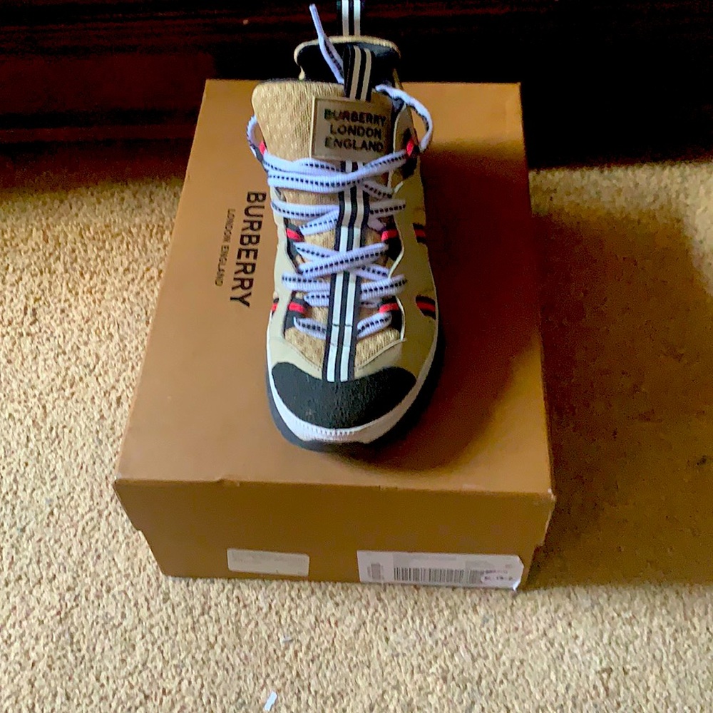 Children’s Burberry sneakers size 34 (US 3)
